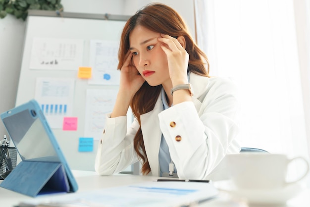 Conceito de negócios Mulher de negócios se sentindo estressada enquanto trabalha duro para pensar sobre o novo projeto