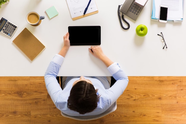 conceito de negócios, pessoas e tecnologia - mulher de negócios com computador tablet a trabalhar no escritório