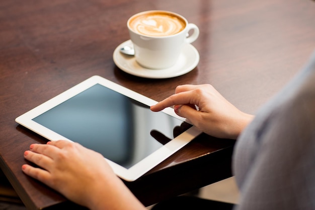 conceito de negócios, pessoas, tecnologia e estilo de vida - close-up da mulher com computador tablet pc e café