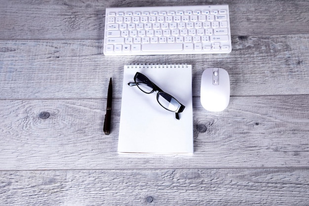 conceito de negócios planos leigos papel para caneta para laptop