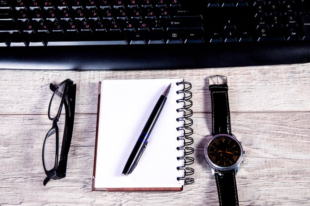 conceito de negócios planos leigos papel para caneta para laptop