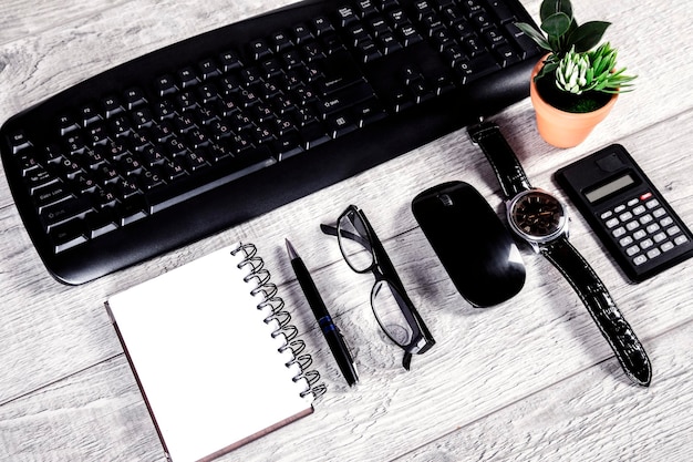 conceito de negócios planos leigos papel para caneta para laptop