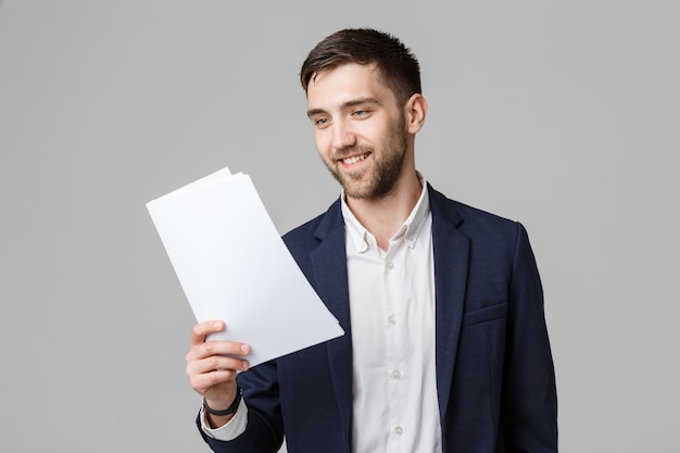 Foto conceito de negócios - retrato belo homem de negócios feliz trabalhando com relatório anual. fundo branco. espaço de cópia.