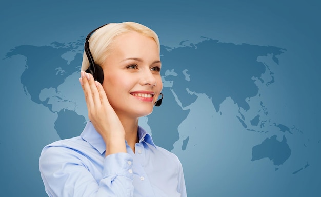 conceito de negócios, tecnologia e call center - operador de linha de apoio feminino amigável com fones de ouvido