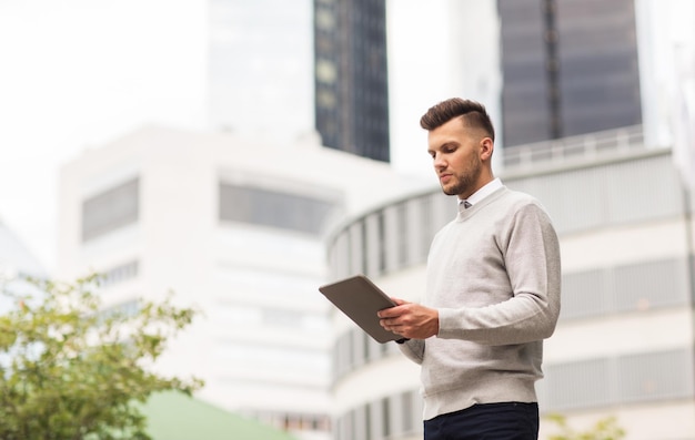 conceito de negócios, tecnologia e pessoas - homem com computador tablet pc na cidade