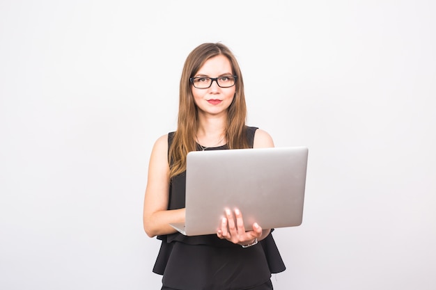 Conceito de negócios, tecnologia e pessoas - mulher de negócios com laptop em fundo branco.