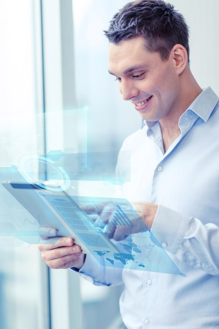Foto conceito de negócios, tecnologia, internet e escritório - empresário sorridente com computador tablet pc no escritório