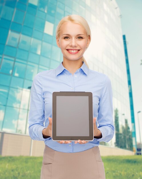 conceito de negócios, tecnologia, internet e propaganda - empresária sorridente com tela de computador tablet pc preto em branco