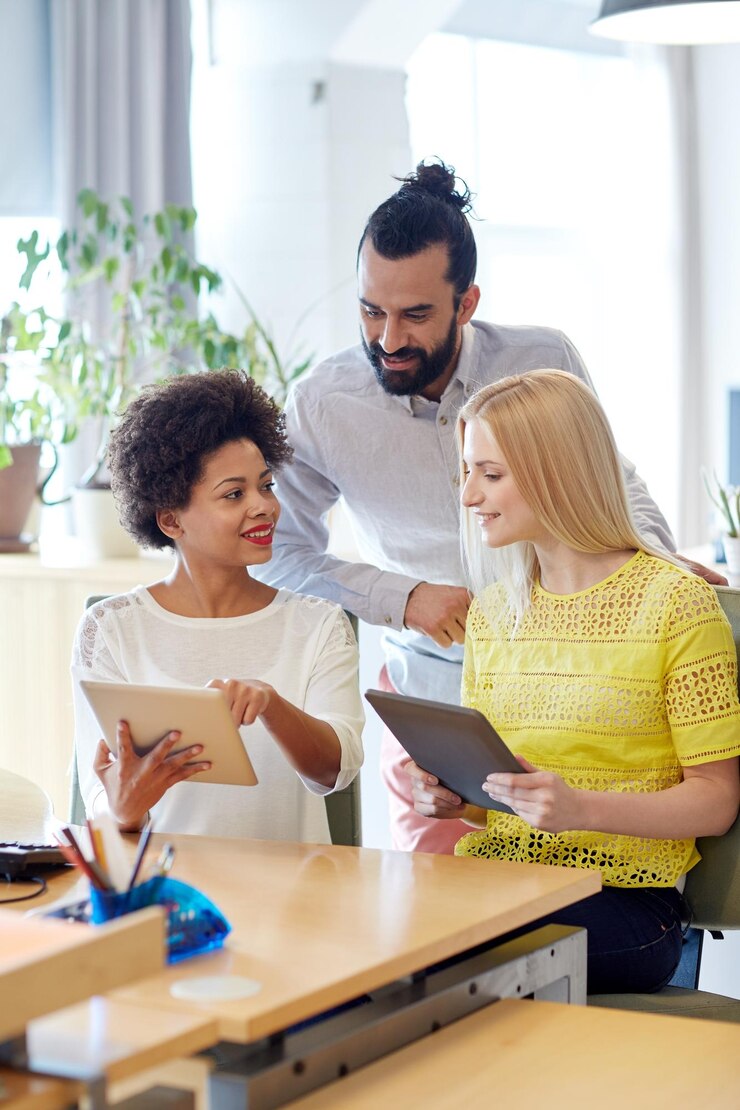 Foto conceito de negócios, tecnologia, start-up e pessoas - equipe criativa feliz com computadores tablet no escritório
