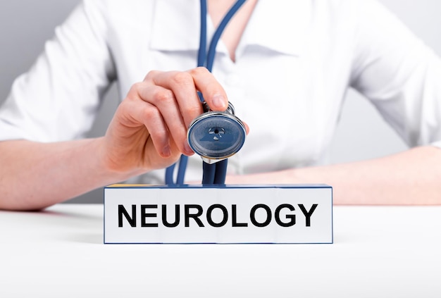 Conceito de neurologia Neurologista com estetoscópio na mão tratando paciente Médico em jaleco diagnosticando cura de distúrbios do sistema nervoso Conceito de medicina de cuidados de saúde