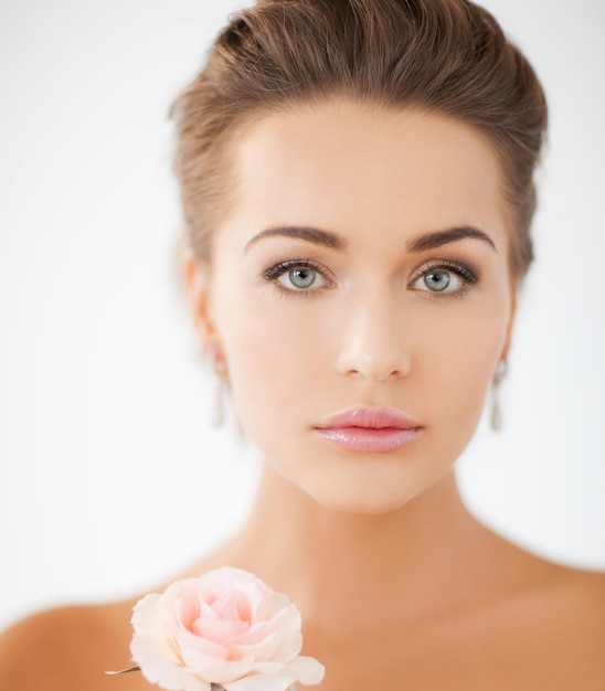 Foto conceito de noiva e casamento - jovem mulher com flor rosa