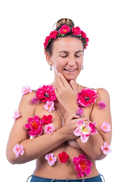 Conceito de nudez de mulher coberta de flores de uma forma elegante