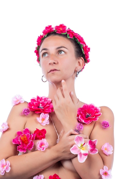Conceito de nudez de mulher coberta de flores de uma forma elegante