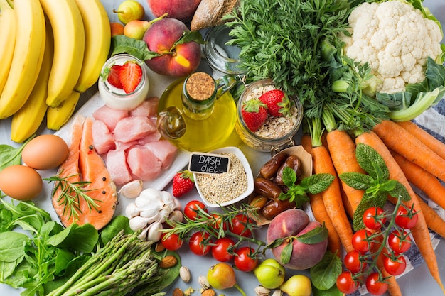 Conceito de nutrição equilibrada para DASH. Variedade de ingredientes de alimentos saudáveis para cozinhar na mesa da cozinha.