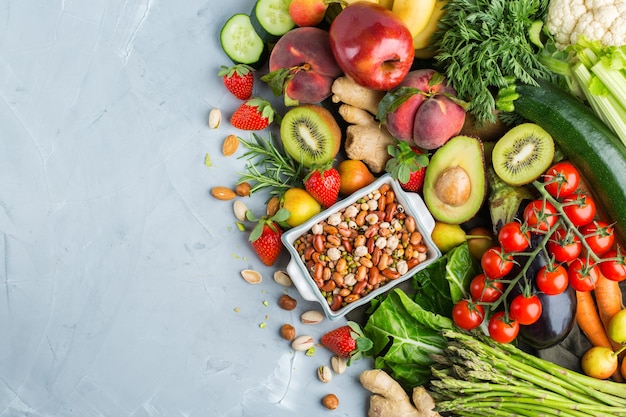 Conceito de nutrição equilibrada para uma dieta alcalina de alimentação limpa. Variedade de ingredientes de alimentos saudáveis para cozinhar na mesa da cozinha. Vista superior do plano de fundo