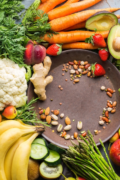 Conceito de nutrição equilibrada para uma dieta alcalina de alimentação limpa. variedade de ingredientes de alimentos saudáveis para cozinhar na mesa da cozinha. vista superior do plano de fundo