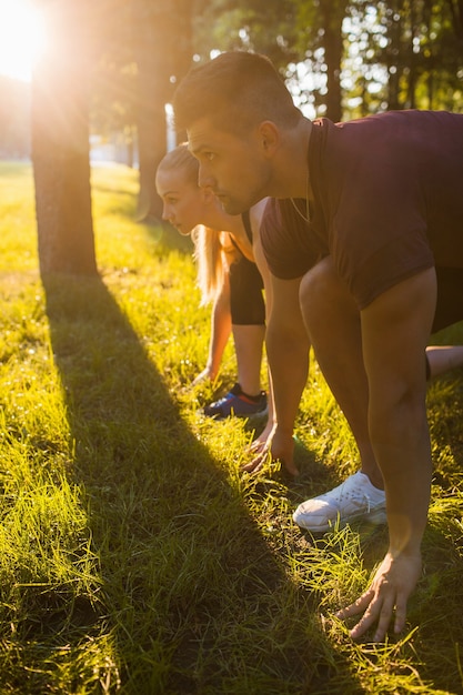 Conceito de objetivo de corrida de início de esporte de treinamento baixo. estilo de vida de pessoas autoconfiantes. o humor do vencedor