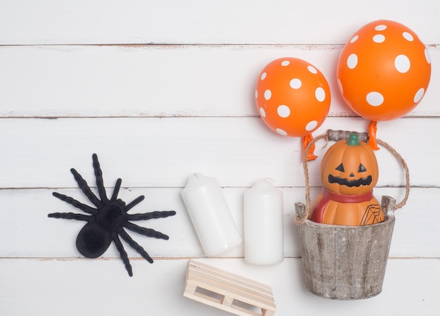 Conceito de objeto fofo de Halloween com fundo de madeira, vista de cima, espaço de cópia de composição plana para criar ideia