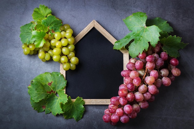 Conceito de outono de outono de colheita de alimentos e bebidas Cartão de convite para degustação de vinhos com videira Copiar espaço preto