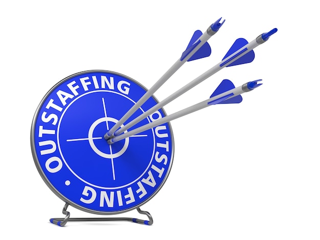 Conceito de Outstaffing. Três flechas acertam no alvo azul.