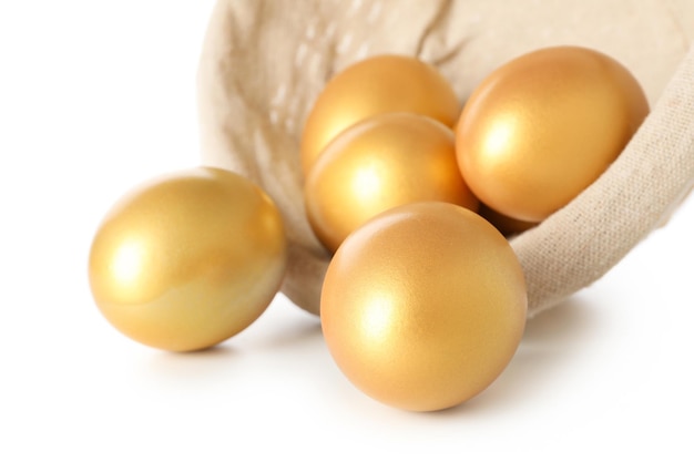 Conceito de ovos de ouro de riqueza isolados no fundo branco