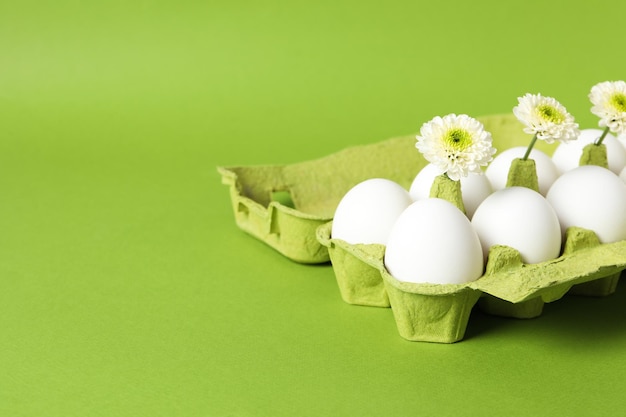 Conceito de ovos de primavera com espaço de flores para texto