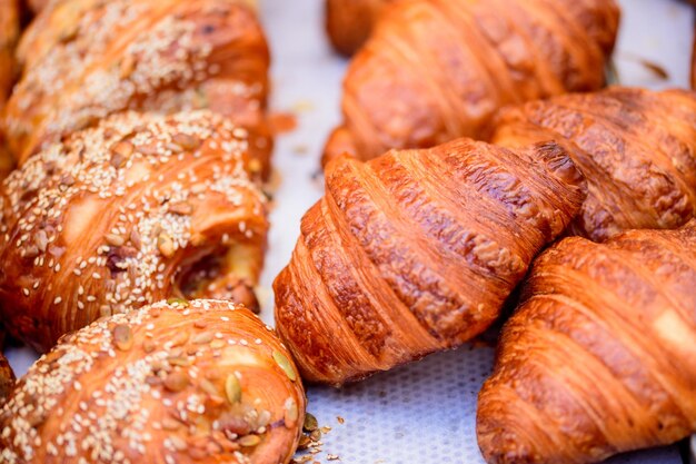 Conceito de padaria Bolos doces bolos de gergelim croissants