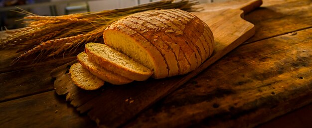 Conceito de padaria caseira de pão de fermento fatiado