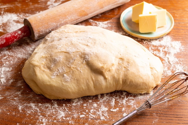 Conceito de padaria de comida fazendo pão Dought para pão Trançado de canela Roll com espaço de cópia