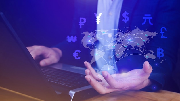 Conceito de pagamento interbancário bancário on-line Empresário com símbolos de moeda global virtual em transferências de dinheiro e trocas de moeda entre países do mundo