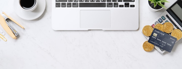 Foto conceito de pagamento on-line com cartão de crédito com smartphone computador portátil em mesa de escritório em fundo de mesa de mármore brilhante limpo vista de cima plana
