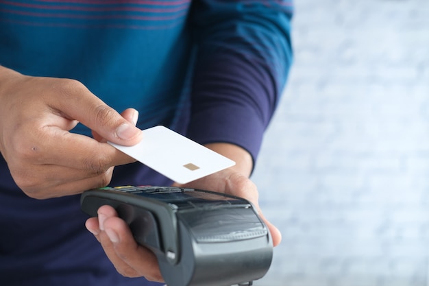 Conceito de pagamento sem contato com jovem pagando com cartão de crédito
