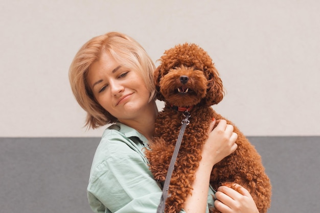 Foto conceito de pai de animal de estimação retrato de mulher com cachorro fofo