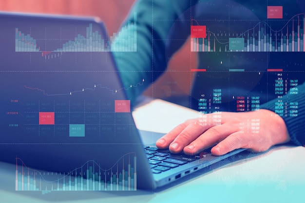 Conceito de painel de análise de negócios (BA) com indicadores-chave de desempenho (KPI). Empresário trabalha no computador.