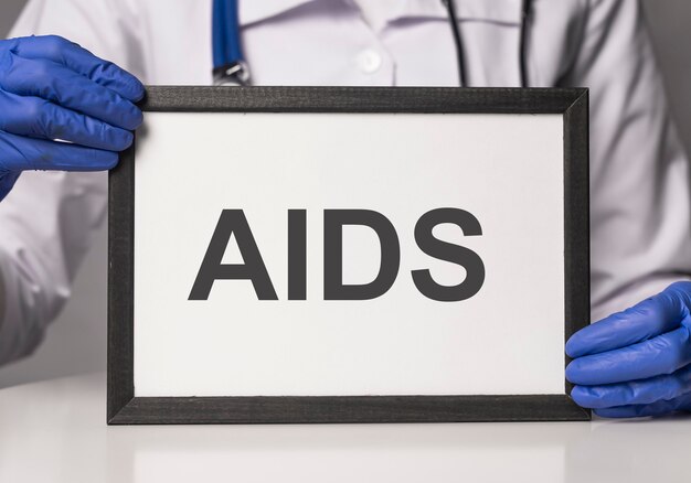 Conceito de palavra aids. cuidados de saúde e médicos em preto.