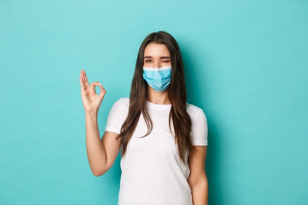 Conceito de pandemia, covid-19 e distanciamento social. Mulher muito moderna em camiseta branca e