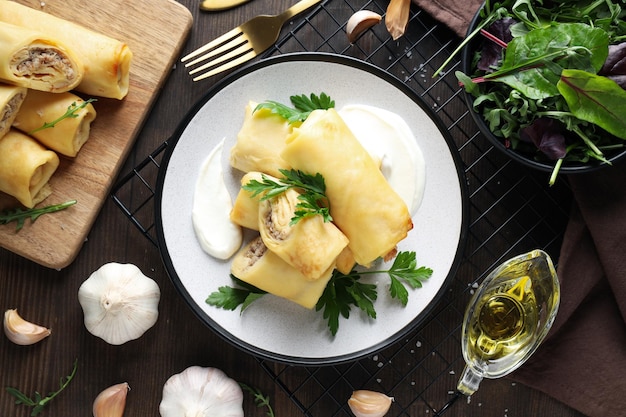 Conceito de panquecas finas de comida saborosa com vista superior de enchimento