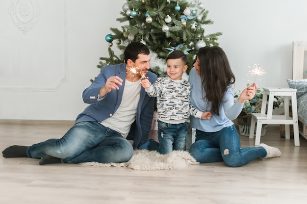 Foto conceito de parentalidade feliz. conceito de ano novo