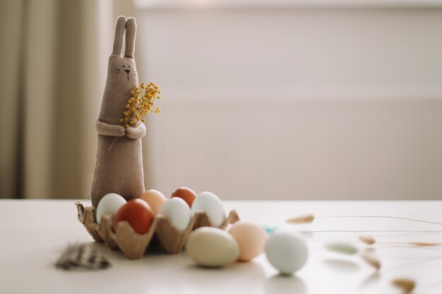 Foto conceito de páscoa feliz engraçado coelho coelhinho feito à mão, brinquedo e ovos de galinha