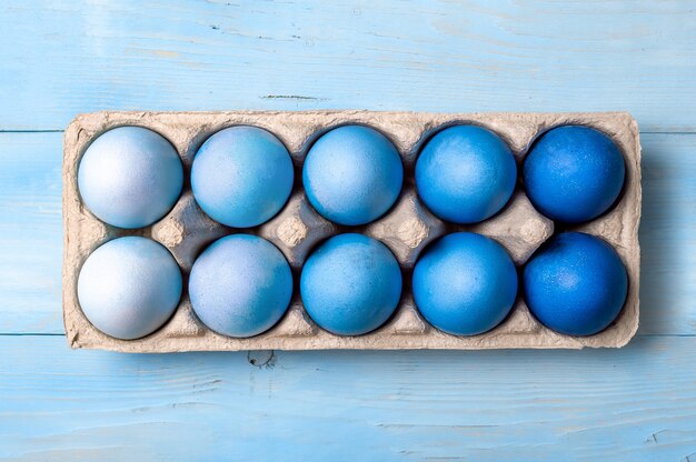 Conceito de Páscoa Ovos Ombre nas cores azuis em embalagens de papelão