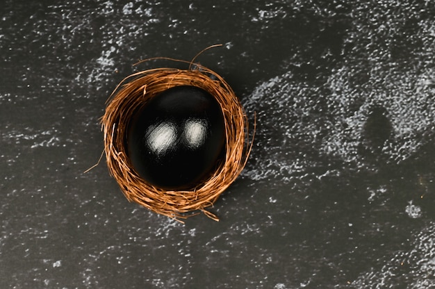 Conceito de Páscoa preto. Ovos pretos. Páscoa para negros.