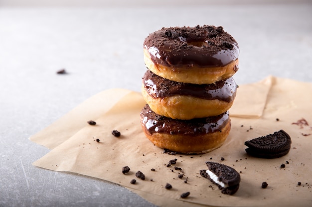 Conceito de pastelaria. Donuts com cobertura de chocolate e biscoitos de chocolate