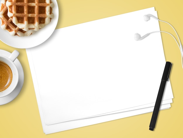 Conceito de pensar por ideia. Livro Branco vazio com waffles e café pretos da pena.