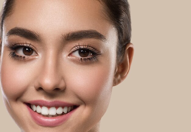 Foto conceito de penteado de cabelo morena mulher bonita sardas. feche o retrato. cor de fundo marrom