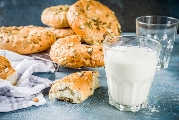 Conceito de pequeno-almoço saudável, pão caseiro de cereais com copo de leite