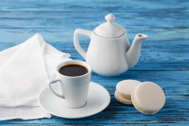 Conceito de pequeno-almoço. Xícara de café e biscoito branco em guardanapo