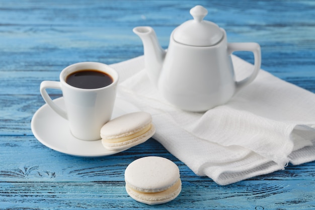 Conceito de pequeno-almoço. Xícara de café e biscoito branco em guardanapo