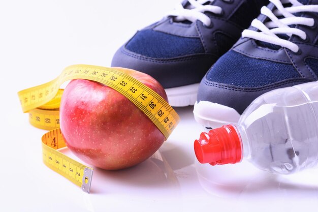 Conceito de perda de peso fitness com garrafa de maçã de tênis