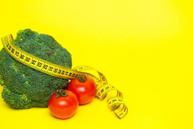 Conceito de perda de peso, legumes com fita métrica