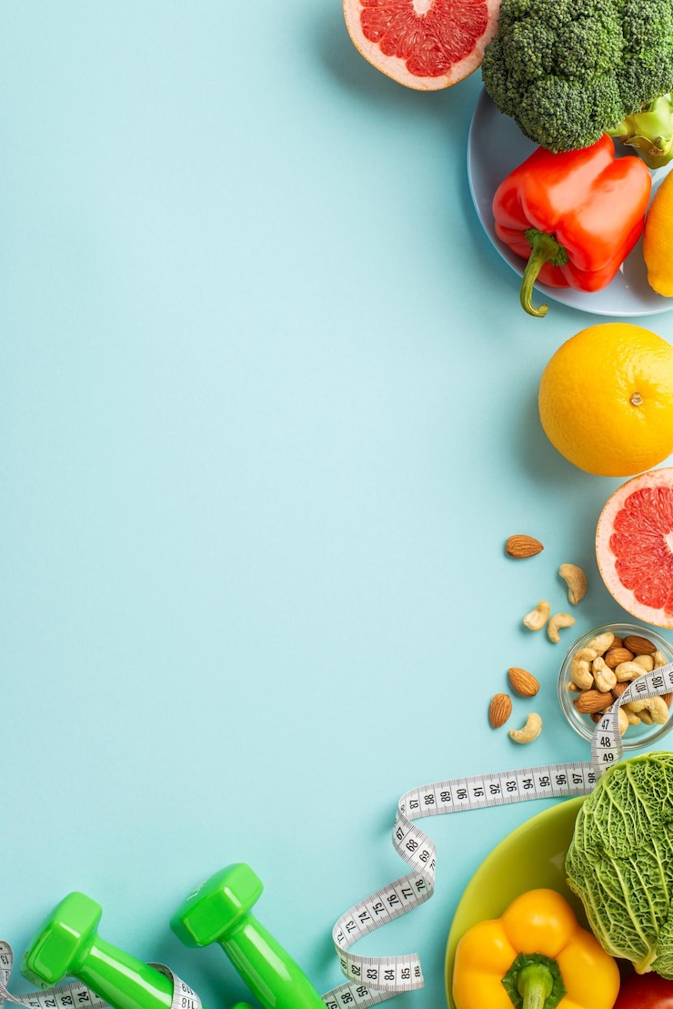 Conceito de perda de peso Vista superior foto vertical de pratos com frutas e legumes repolho pimenta couve-flor toranja nozes barulhos fita de medição em fundo azul pastel isolado com copyspace